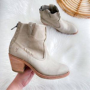 Frye Leslie Artisan Short Boots Booties Back Zip Bone Gray Distressed Heeled 7.5